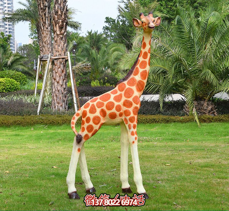 藝術(shù)化玻璃鋼仿真大型長(zhǎng)頸鹿雕塑，點(diǎn)綴綠色草坪，讓公園更加美觀