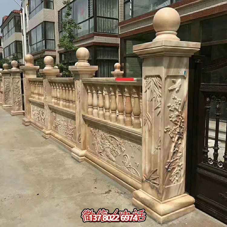 紅色浮雕圍墻欄板裝點別墅，守護晚霞之美