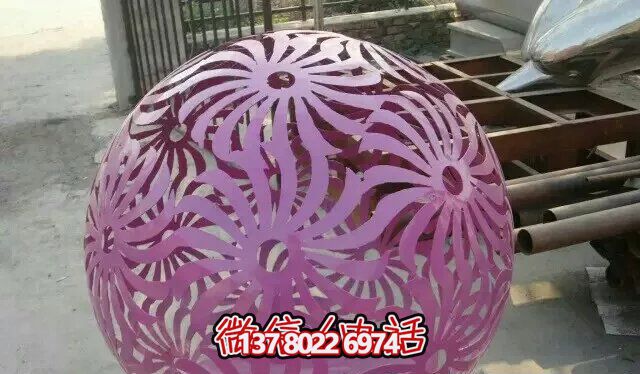 紫色不銹鋼鏤空球雕塑，為花園增添精彩