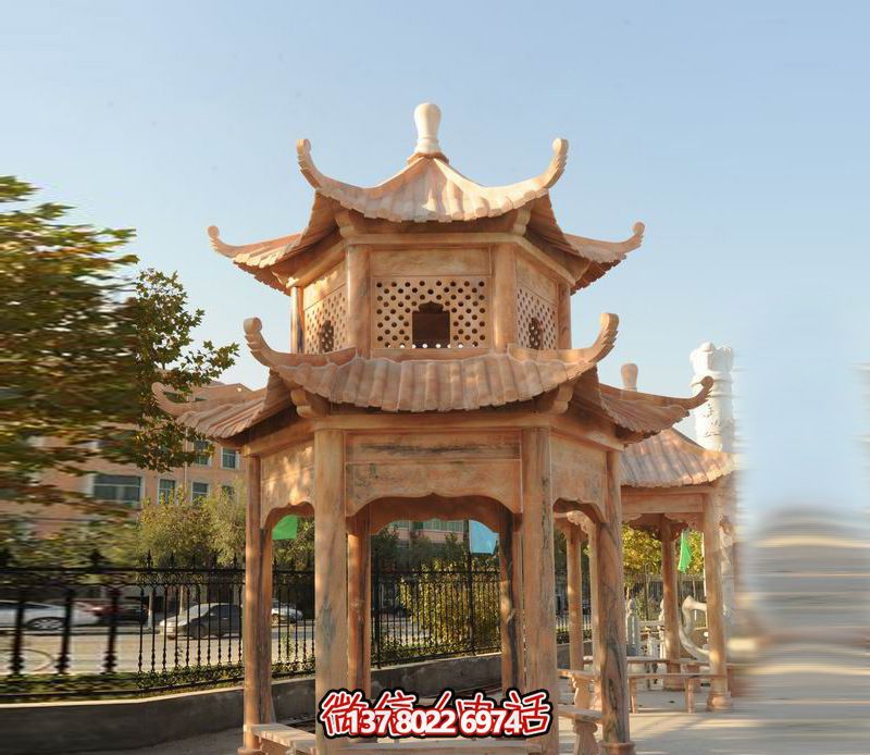 雙層涼亭，讓晚霞紅彩點綴庭院