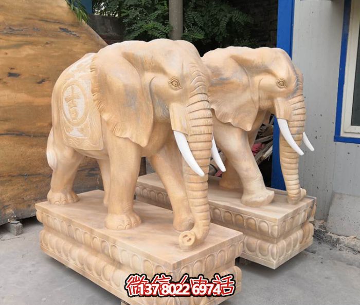 紅色庭院一抹晚霞，一個(gè)石雕大象雕塑