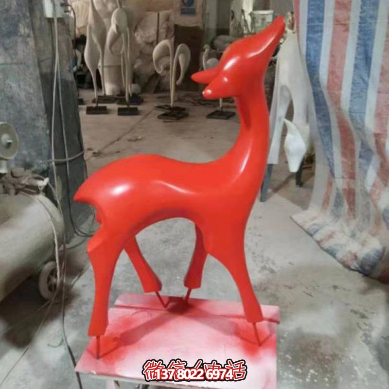 玻璃鋼制紅色梅花鹿雕塑，裝點(diǎn)別墅小區(qū)精致美觀