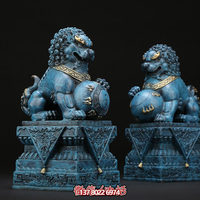 仿古青銅獅子雕塑，為景區(qū)創(chuàng)意增添古樸色彩