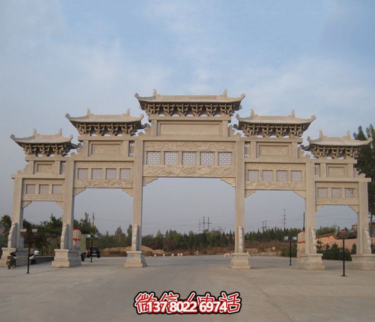 精美大型鏤空牌樓石雕，為公園廣場(chǎng)增添美麗色彩