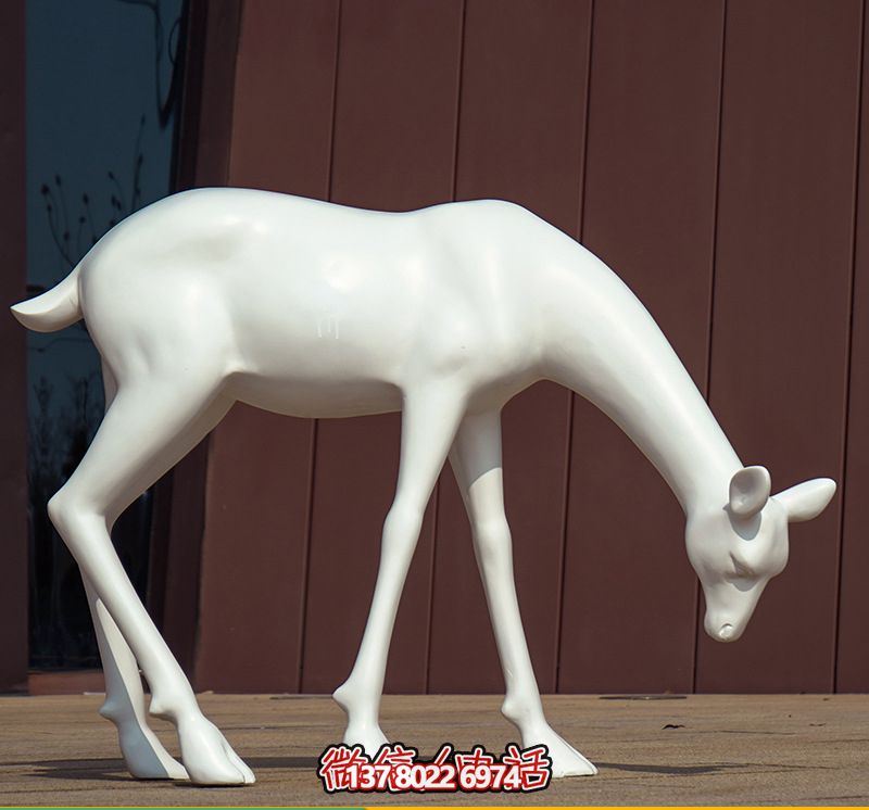 創(chuàng)意景觀酒店，低頭行走，讓鹿雕塑與您相伴