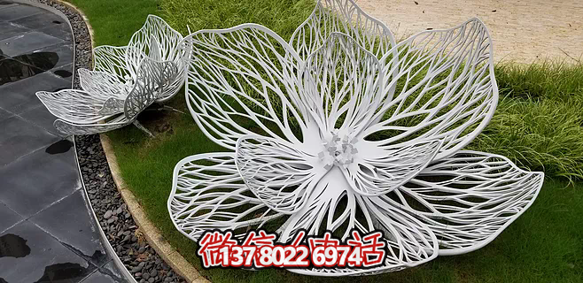 不銹鋼蓮花雕塑，鐵藝裝點戶外廣場