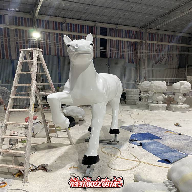 玻璃鋼馬雕塑，點(diǎn)綴戶外園林