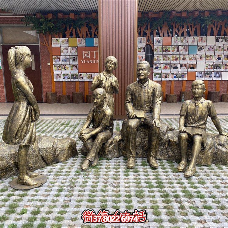 仿銅人物雕塑，裝點(diǎn)步行街情景