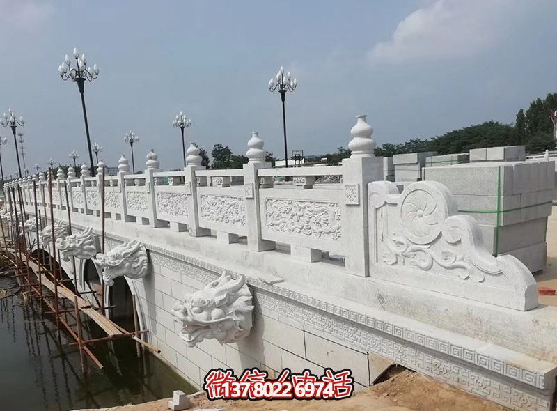精美漢白玉石拱橋，融龍紋雕刻欄桿