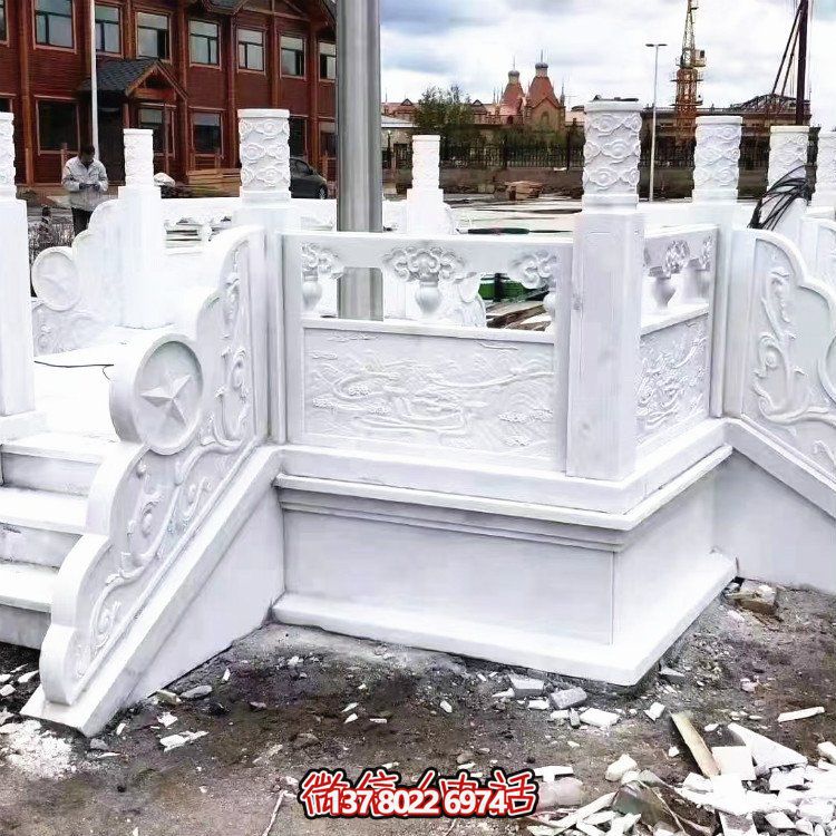 漢白玉升旗臺(tái)，做工精美，安全防護(hù)欄桿