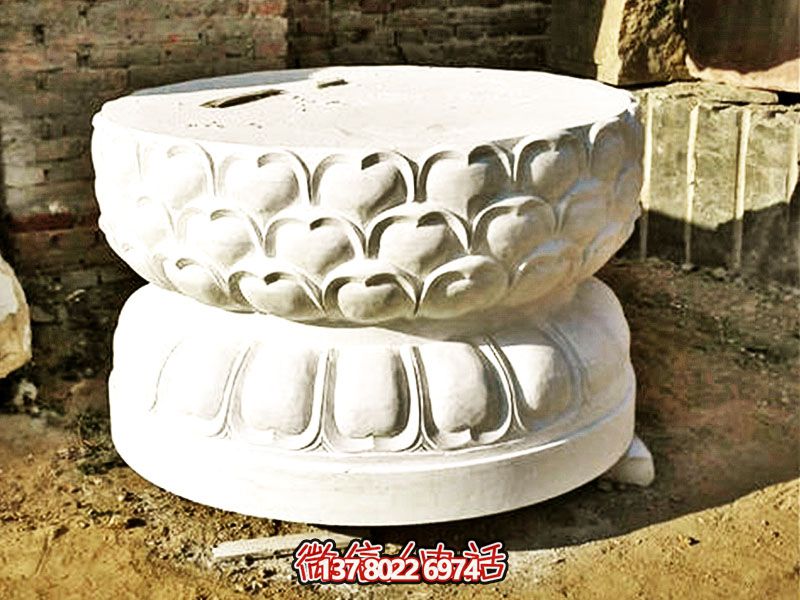 漢白玉制須彌座佛像，以精美圓形飾就古樸寺院