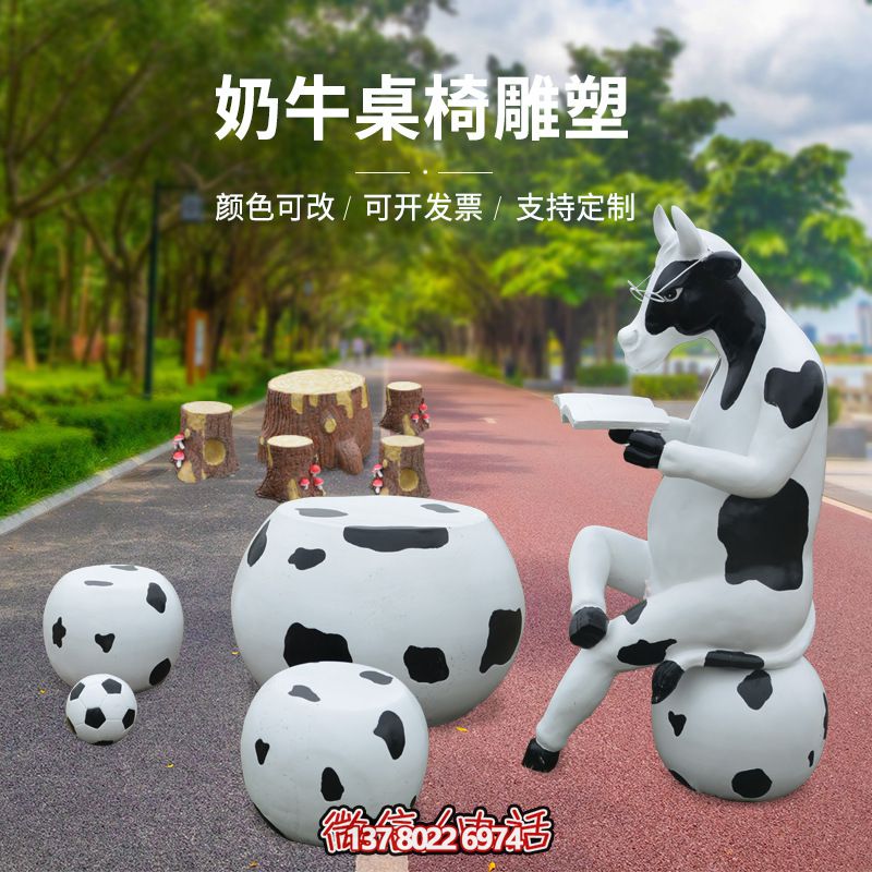 玻璃鋼雕塑牛只著看書桌椅，林中戶外休閑體驗(yàn)