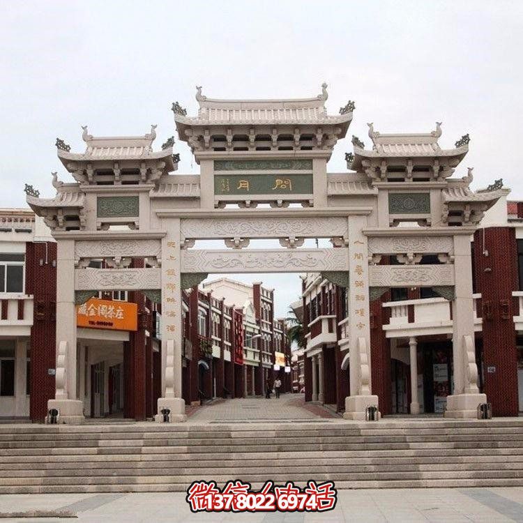 精美中式三門牌坊，裝飾大理街道