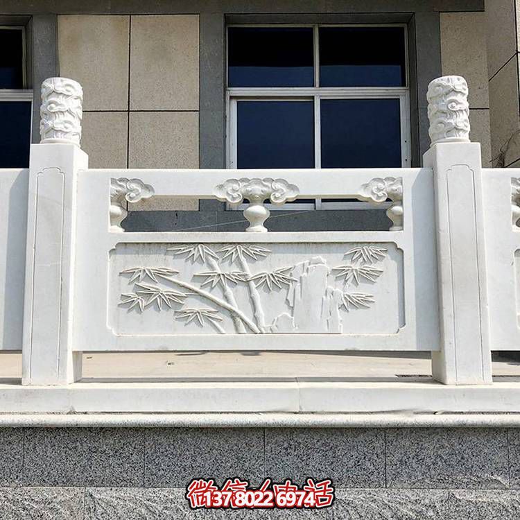 精致古典庭院雕飾浮雕石柱、欄桿、欄板，營造溫馨園林