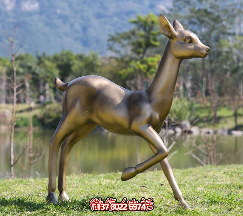 玻璃鋼雕刻仿梅花鹿雕塑，為池塘草坪添彩