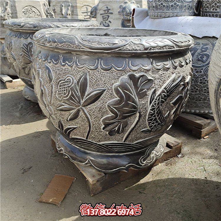 古建庭院蓄水缸，用青石點(diǎn)綴