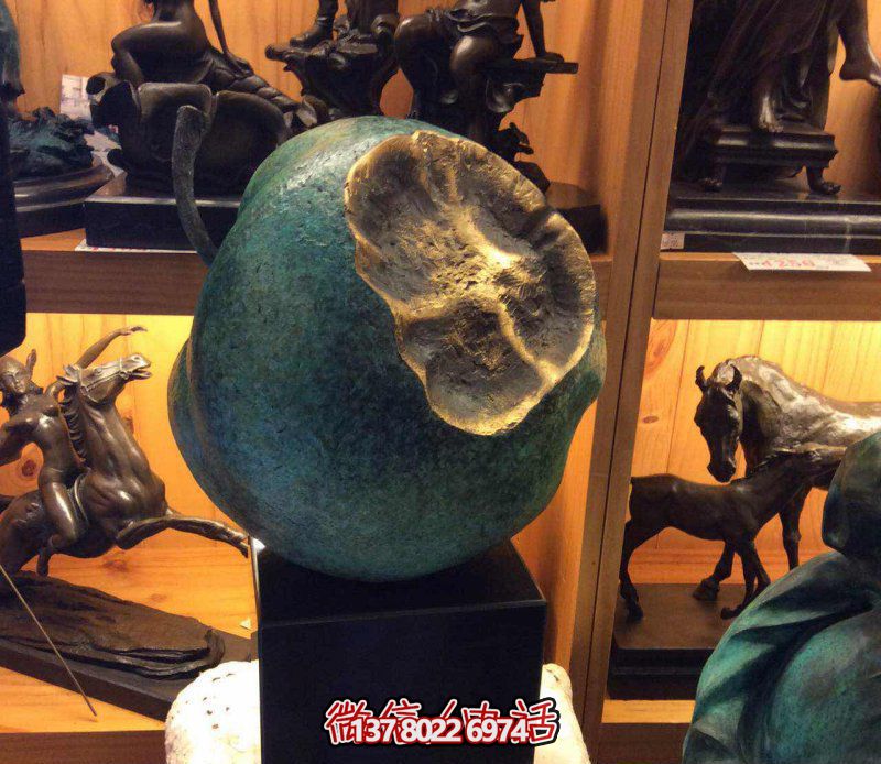 美麗寧靜，自然綠意——欣賞公園銅雕景觀，享受一口新鮮蘋果