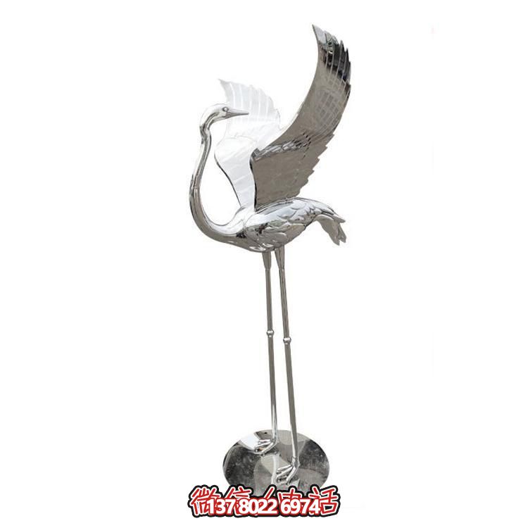 鏡面不銹鋼仙鶴雕塑，質(zhì)樸自然，展翅回頭