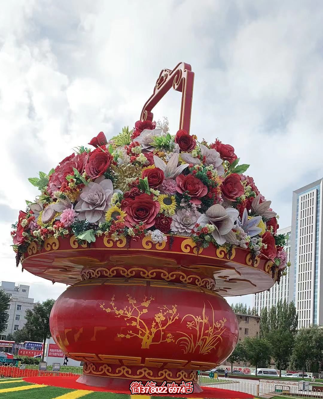 現(xiàn)代五彩花籃，給城市廣場帶來活力