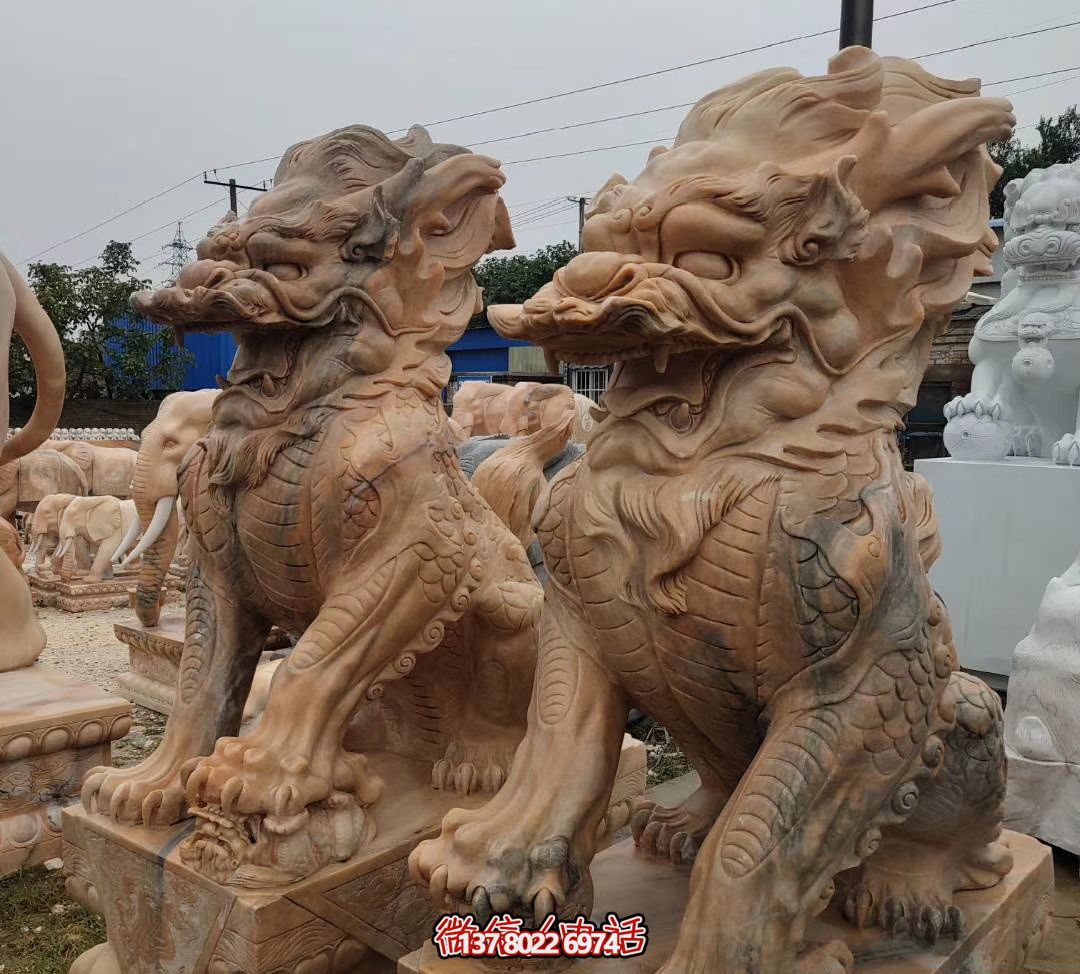 大型黃蠟石麒麟雕塑，點綴廣場景觀