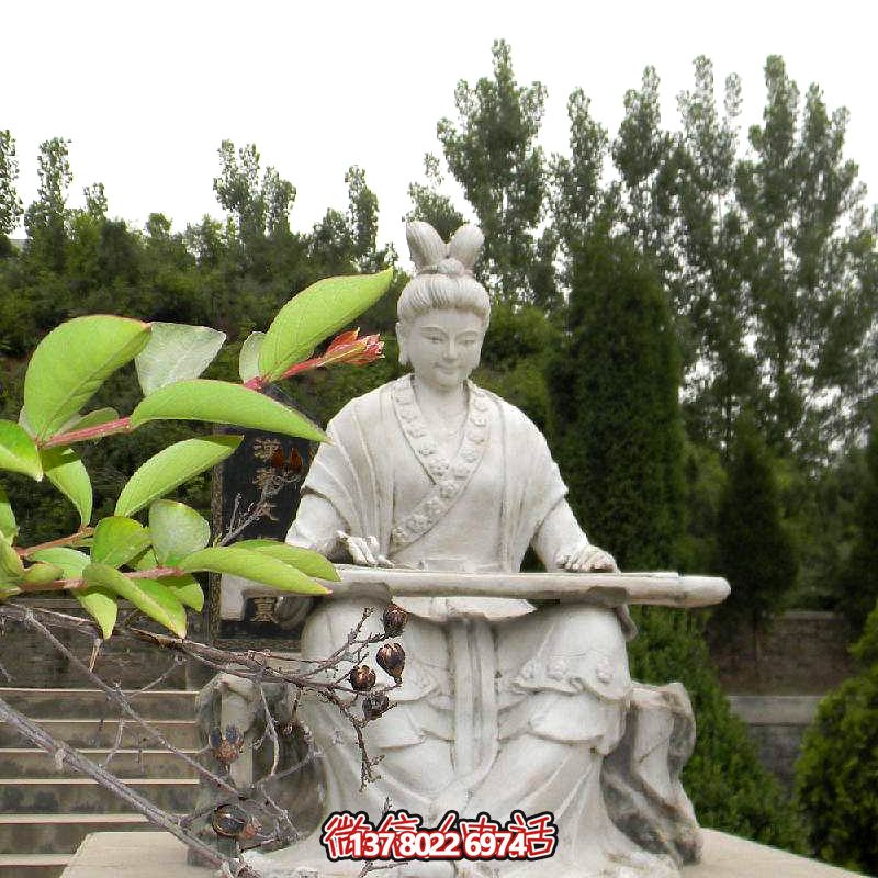 彈琴游玩古代景區(qū)，感受石雕雕塑之美