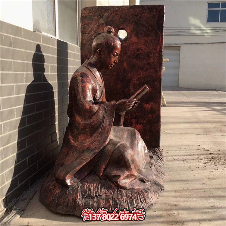 創(chuàng)意銅雕鑿人物看書借光雕塑，點亮景區(qū)美好氛圍