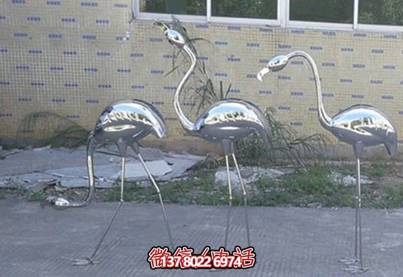 不銹鋼火烈鳥雕塑，完美擺放于室內(nèi)外庭院