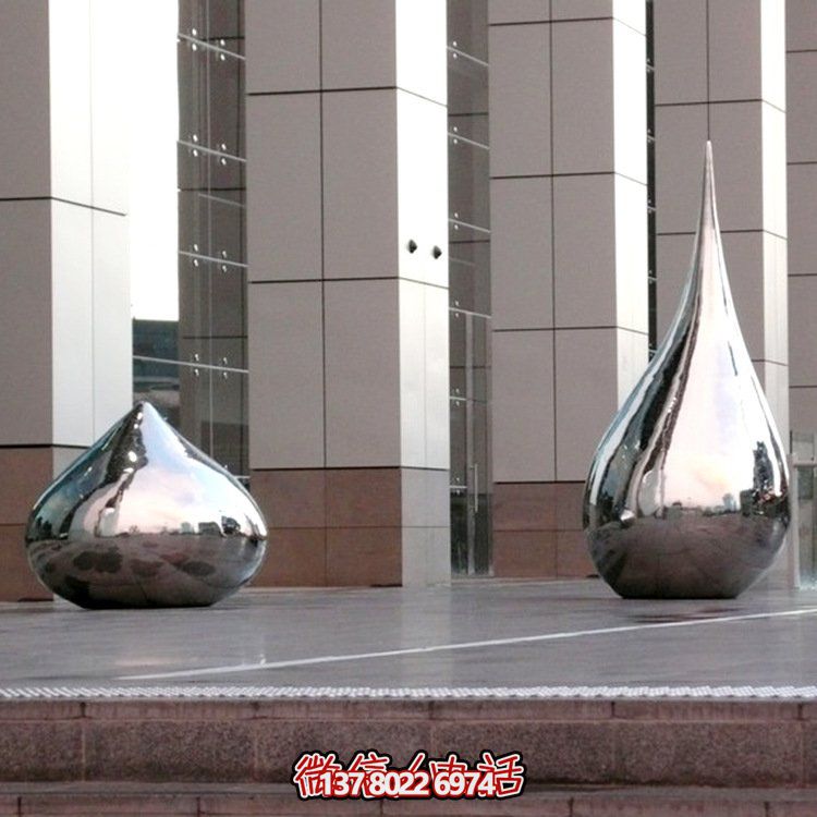 大型不銹鋼水滴異形鏡面雕塑，為廣場增添亮麗風景