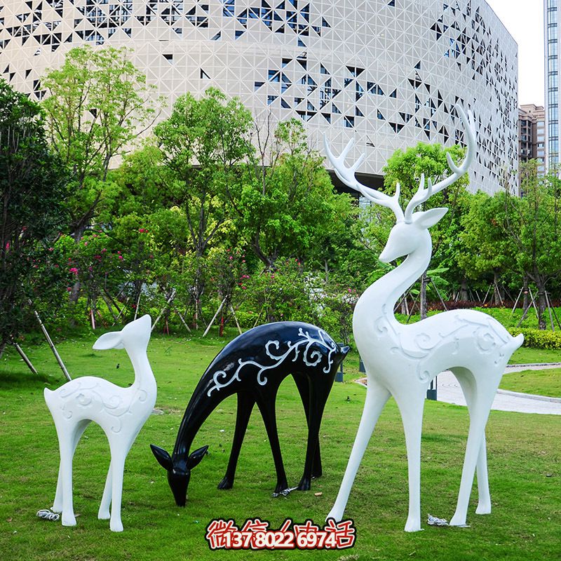 玻璃鋼彩繪黑白鹿雕塑，為小區(qū)增添創(chuàng)意美感