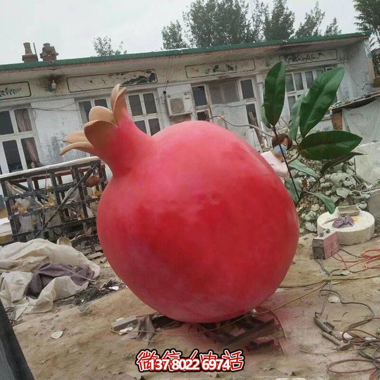 玻璃鋼仿真石榴雕塑，營造公園景區(qū)綠色休閑氛圍