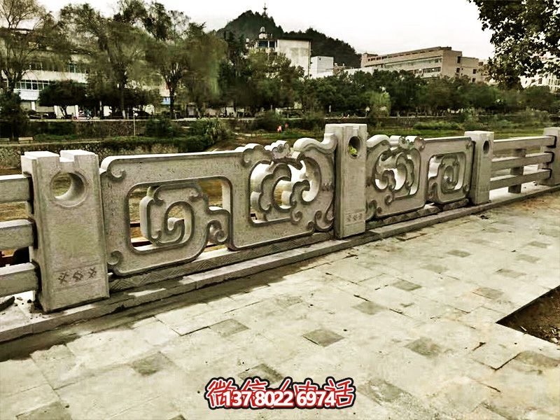 大理石石欄桿鏤空雕塑，讓湖邊的裝飾更加完美