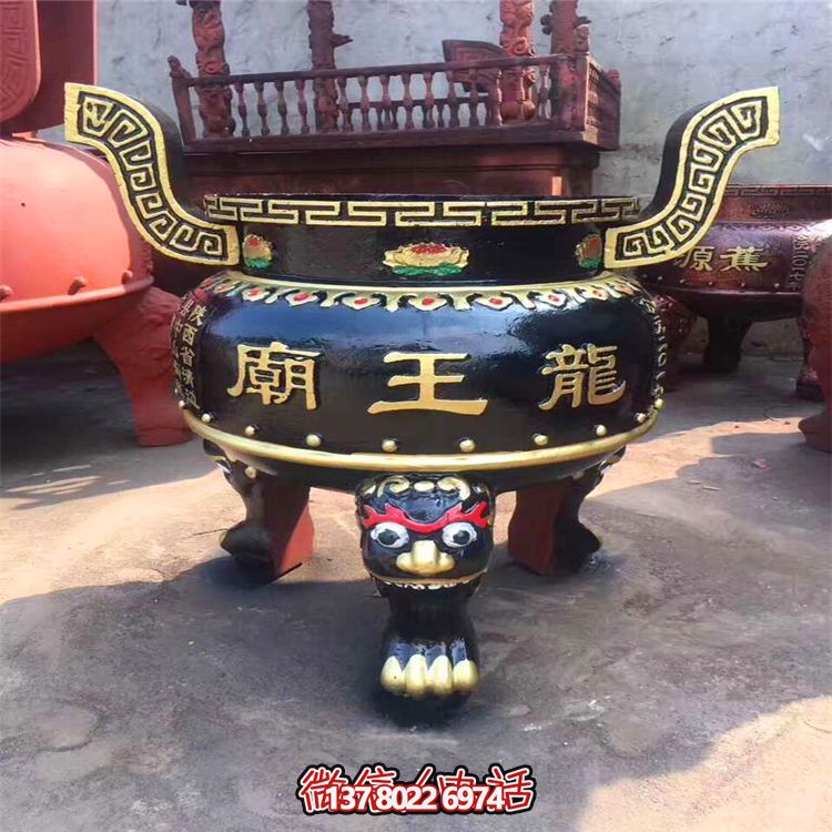 精美彩繪金漆圓形香爐，為寺廟添彩