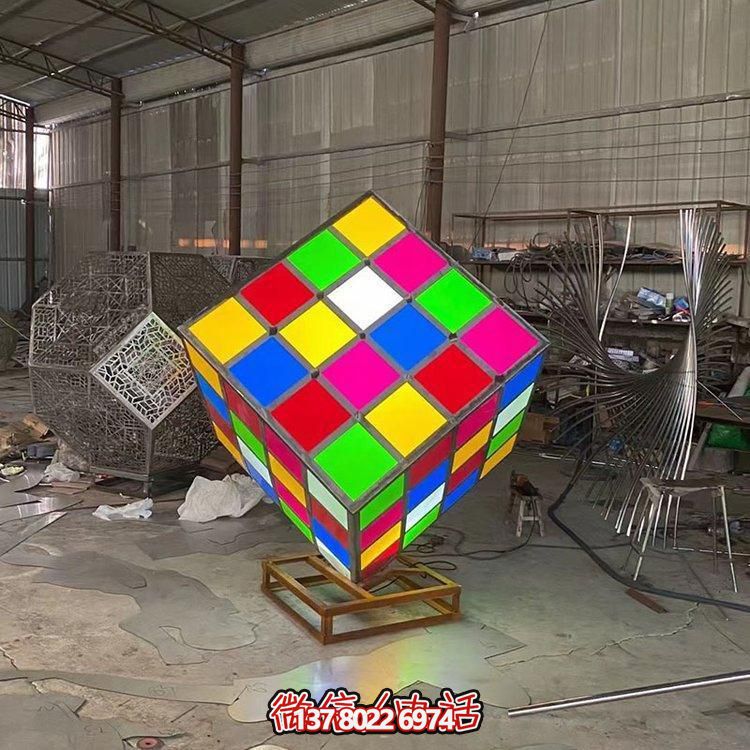 不銹鋼彩繪魔方景觀雕塑，點(diǎn)綴校園廣場