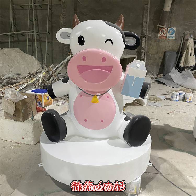 玻璃鋼雕塑，營(yíng)造優(yōu)雅卡通奶牛公仔氣氛