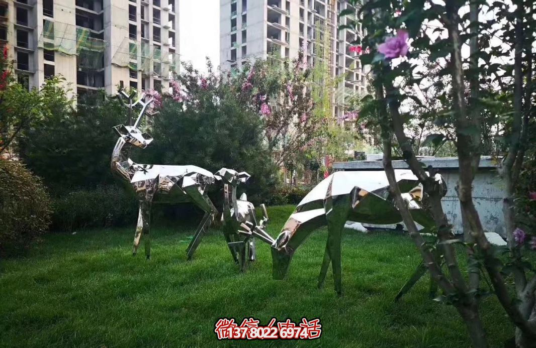 不銹鋼梅花鹿雕塑，讓公園草坪更美麗
