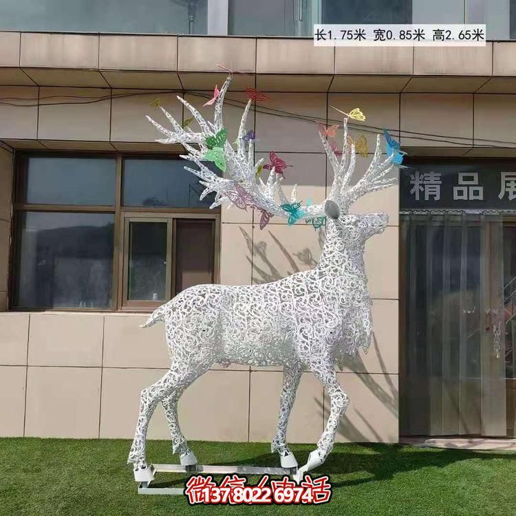 不銹鋼鹿角鏤空梅花亮化雕塑，為景觀廣場擺放