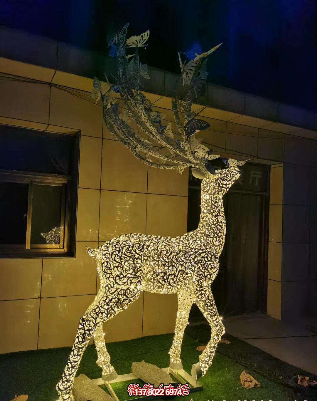 精美不銹鋼梅花鹿雕塑照明裝置，點綴廣場之美