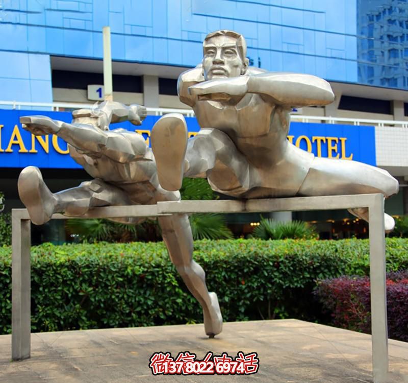 高科技不銹鋼跨欄雕塑裝置，傳承體育運動主題人物