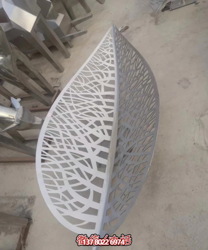 不銹鋼樹葉雕塑，給醫(yī)院藝術造型帶來絢麗美觀