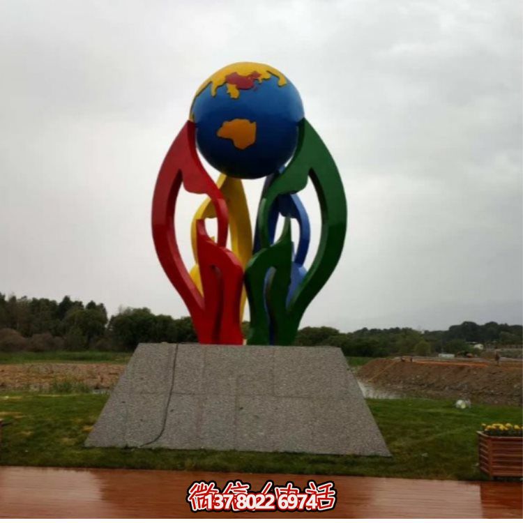 大型不銹鋼彩繪噴漆雕塑，為景區(qū)景觀廣場增色