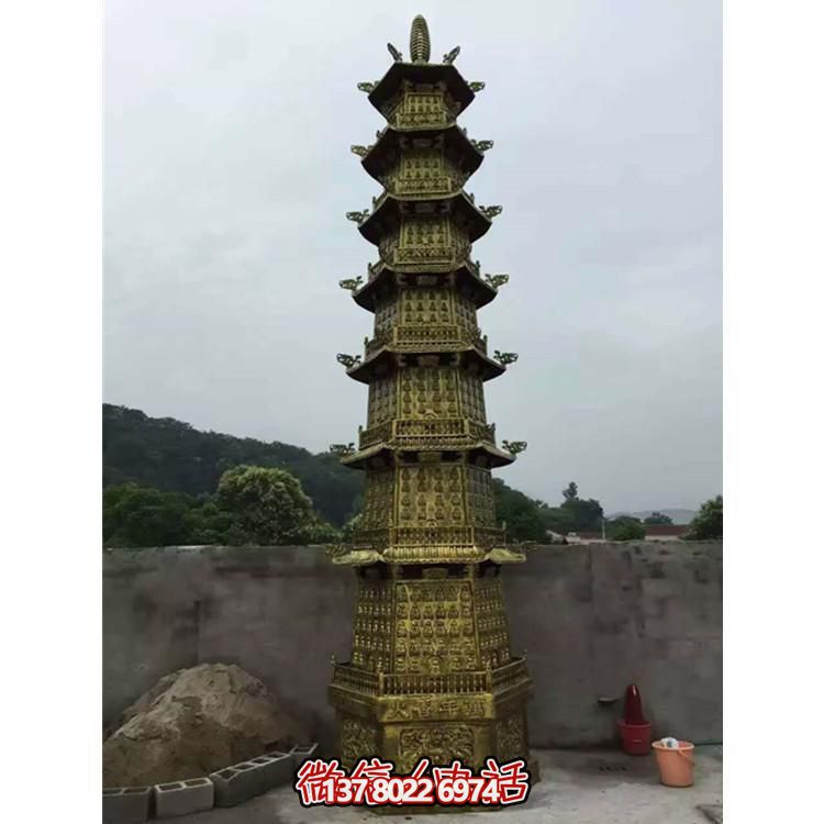 欣賞傳統(tǒng)文化，體驗(yàn)多層銅雕香爐的大型景區(qū)