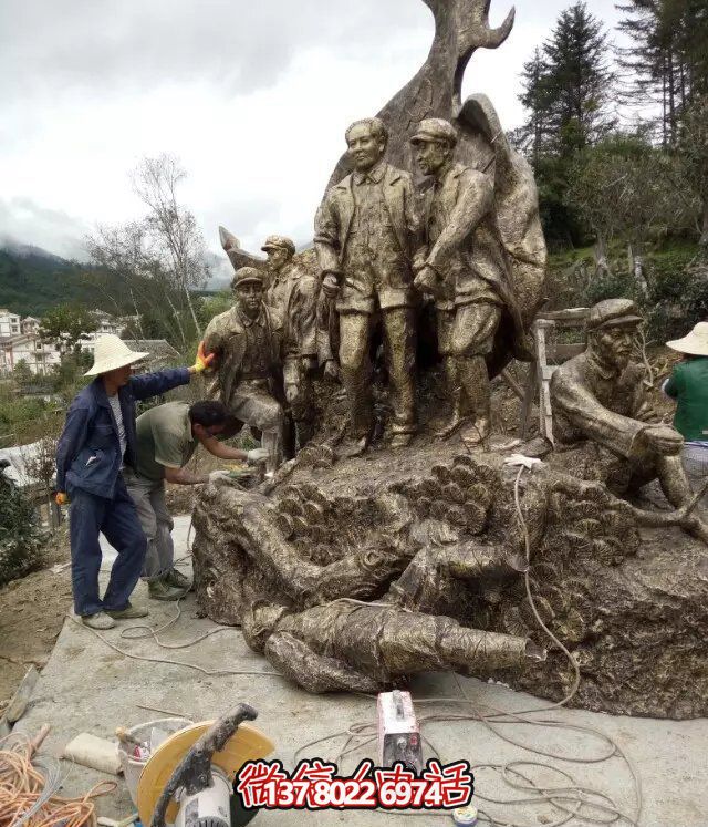 偉人紀(jì)念銅雕雕塑，讓廣場上洋溢著熱情