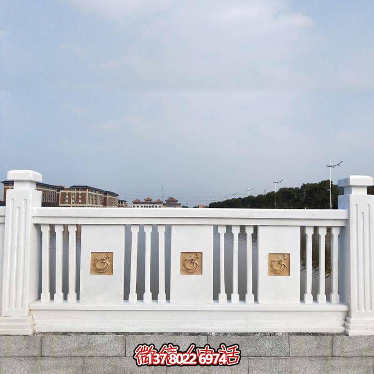 “羅馬柱式漢白玉歐式欄桿，為河道邊裝飾和防護(hù)”