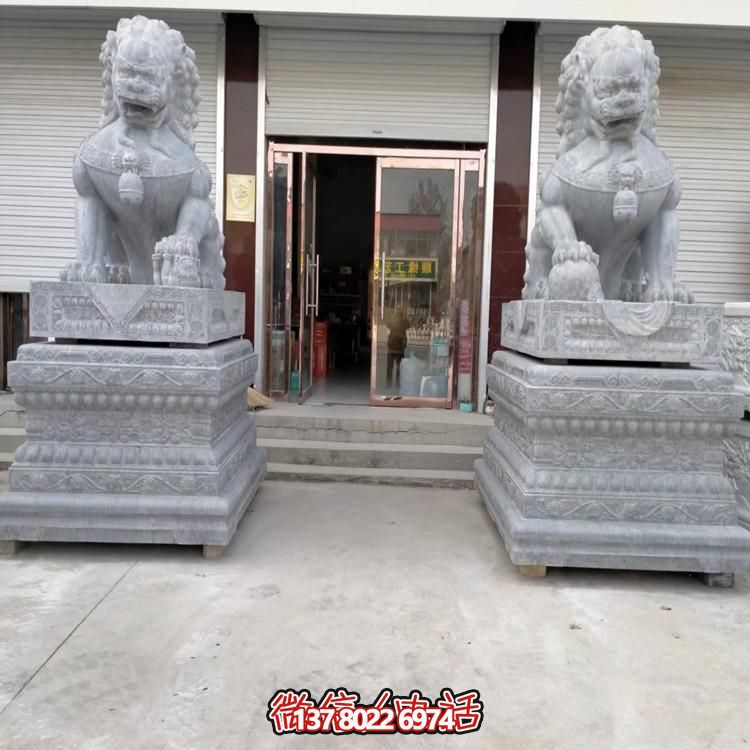 天然青石獅子雕塑，點(diǎn)綴景區(qū)大門(mén)