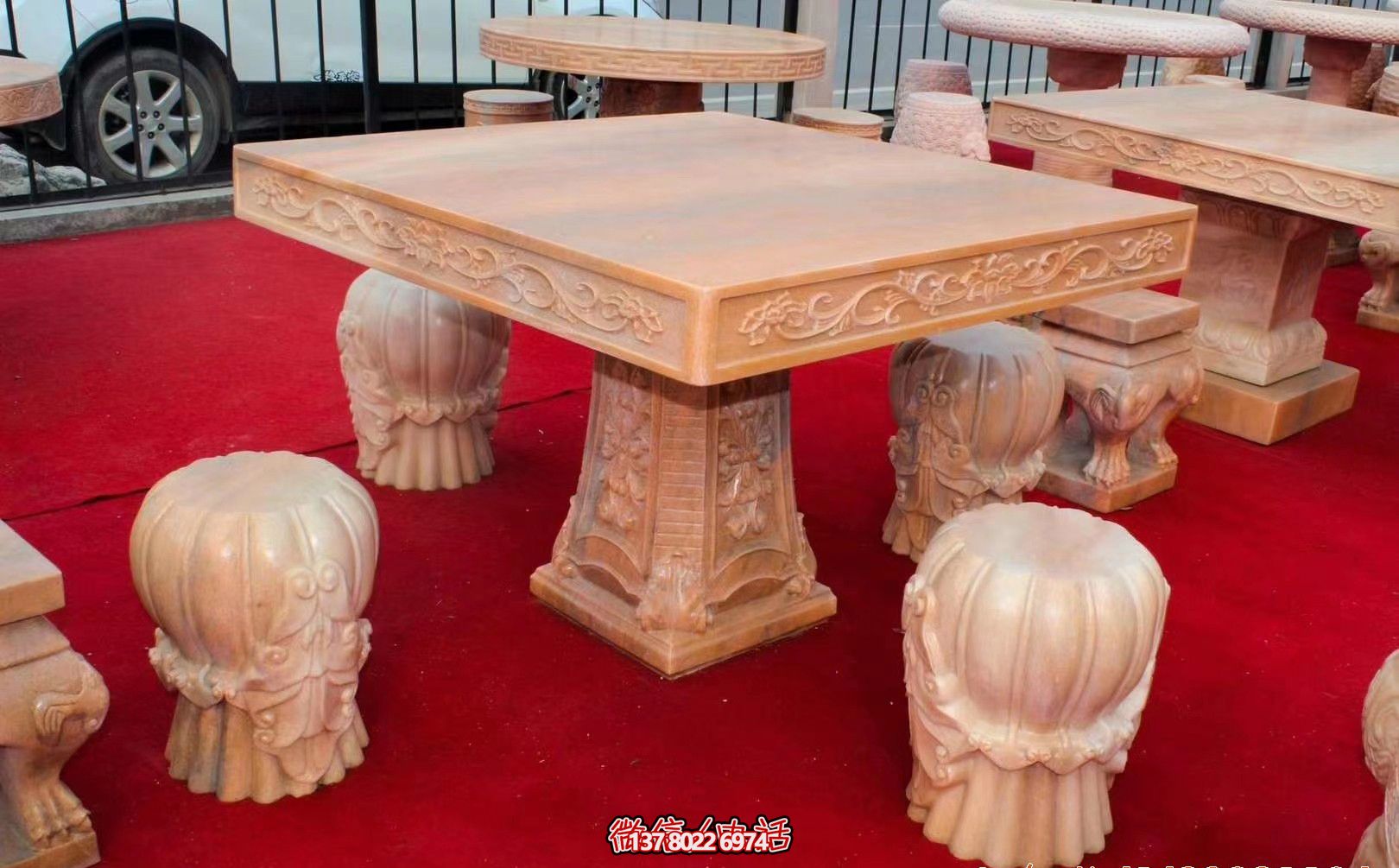 紅色方形石桌凳，欣賞晚霞雕塑，點亮花園廣場