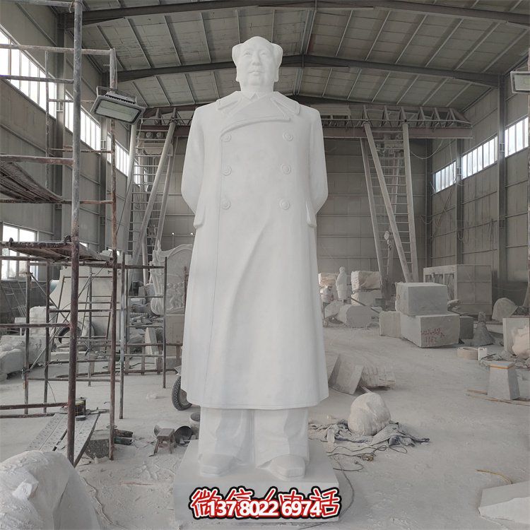 毛澤東雕像，點(diǎn)亮校園廣場(chǎng)