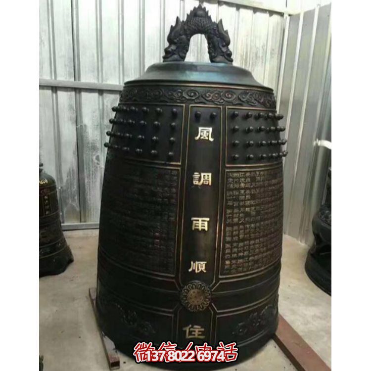 仿古風(fēng)格的大型銅鐘雕塑，祈福禮贊