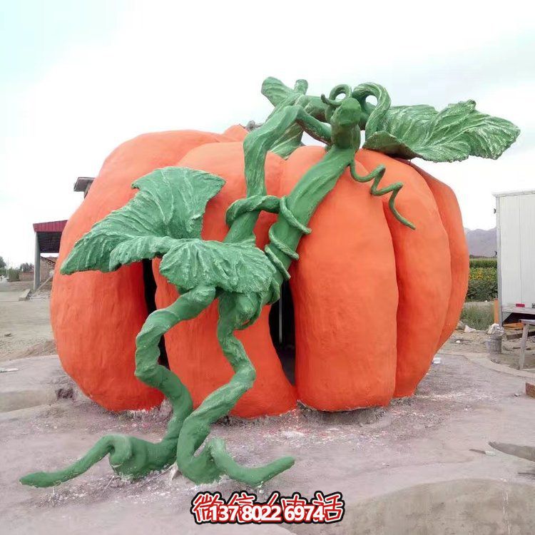 大型仿真南瓜雕塑，增添城市街道景觀