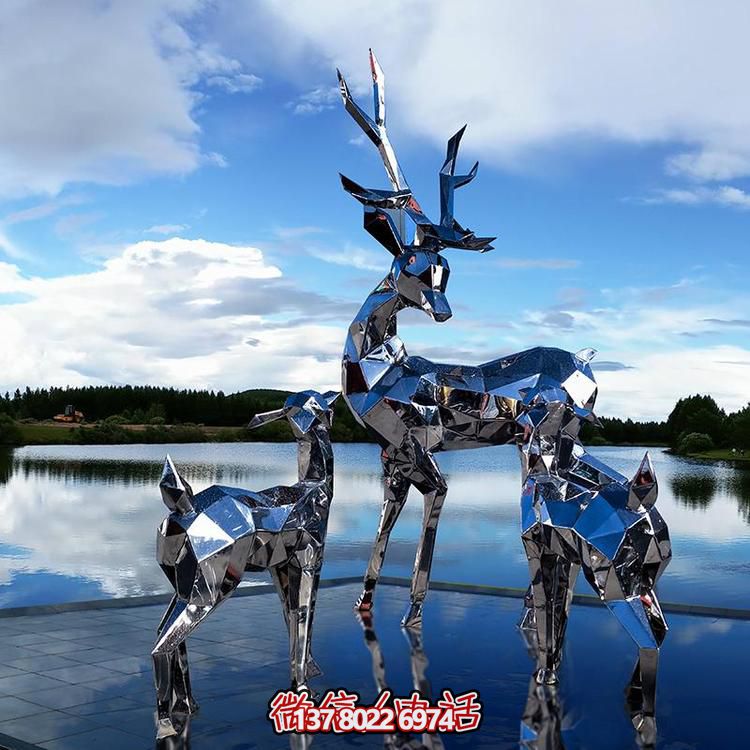 高聳入云的不銹鋼精美幾何雕塑，將公園景觀提升一個新境界