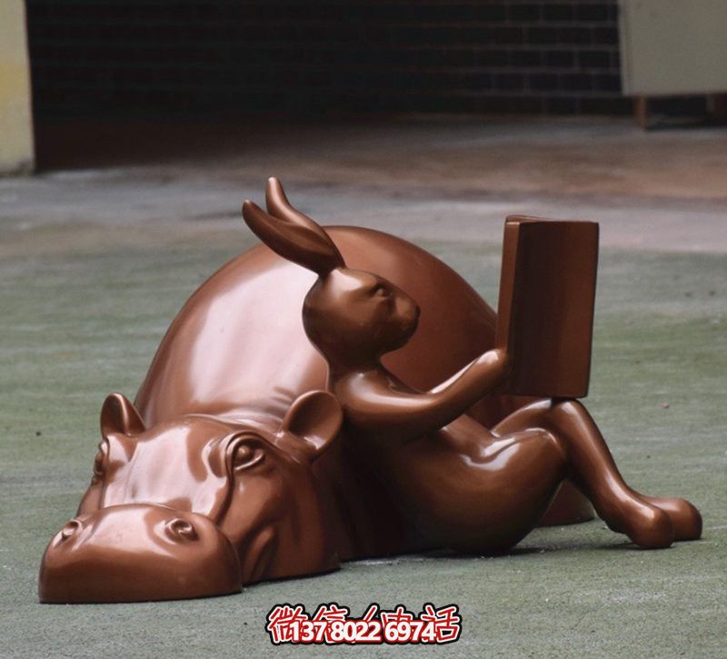 玻璃創(chuàng)意海馬雕塑，擺放于場內(nèi)，點綴你的生活